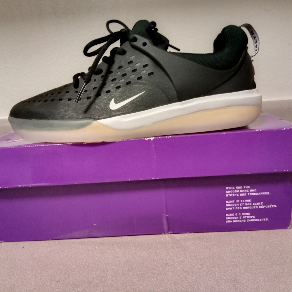Nike Men's Black and White Sneakers